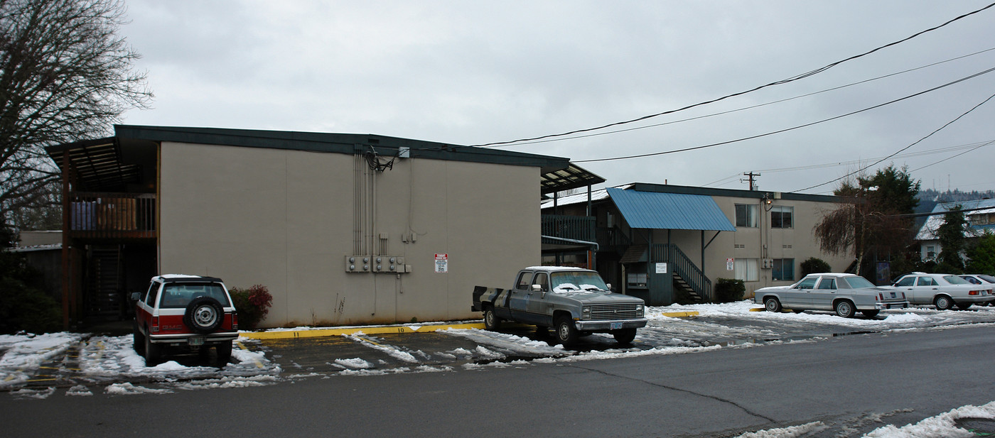 220 N 8th St in Cottage Grove, OR - Building Photo