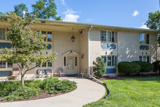 Beverly Manor Apartments in Moline, IL - Building Photo - Building Photo