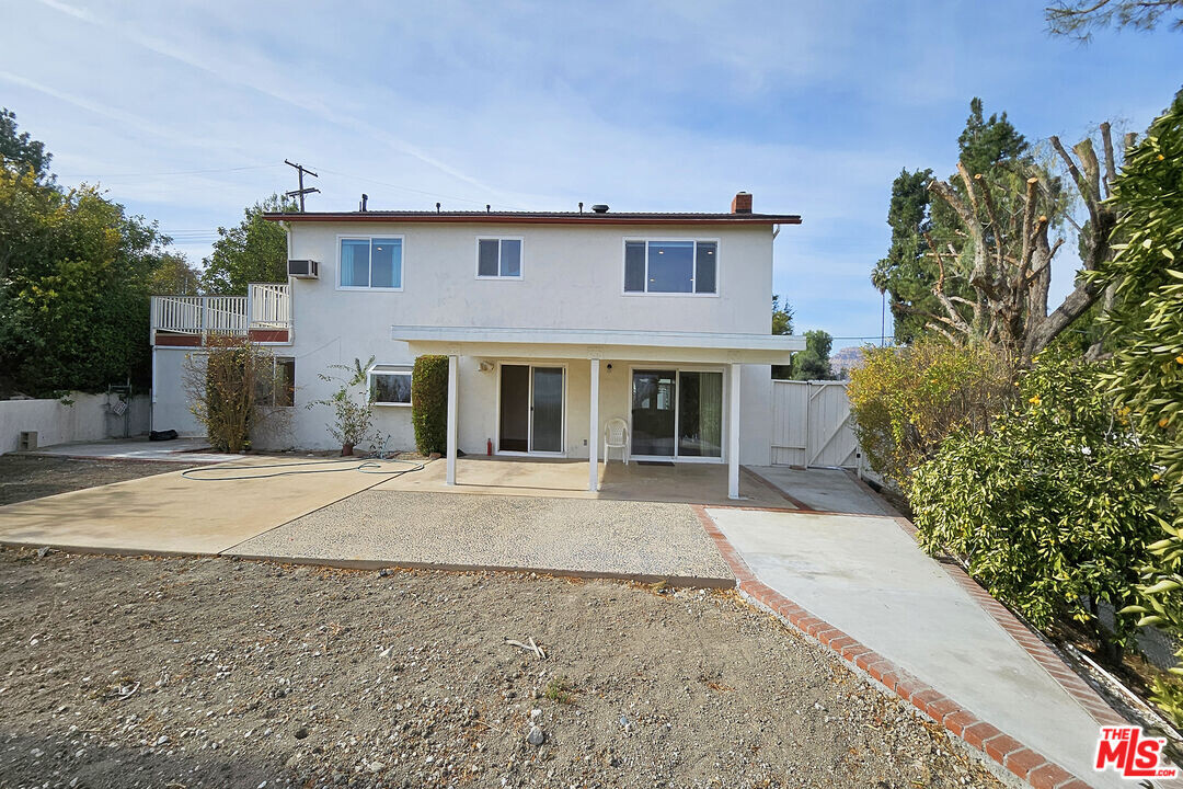 8640 Farralone Ave in Los Angeles, CA - Building Photo