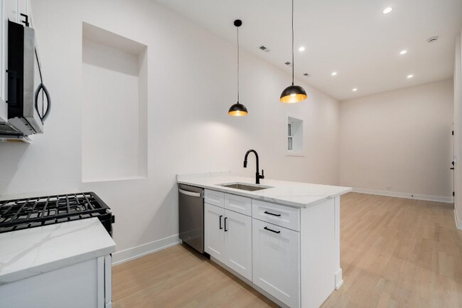 2455 W Armitage Ave in Chicago, IL - Building Photo - Building Photo