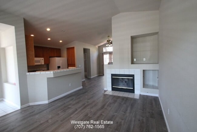 1801 Foxboro St in Petaluma, CA - Building Photo - Building Photo