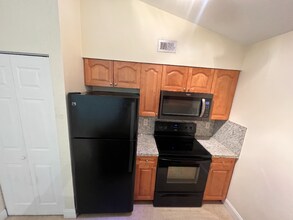 2803 N Oakland Forest Dr in Oakland Park, FL - Building Photo - Building Photo