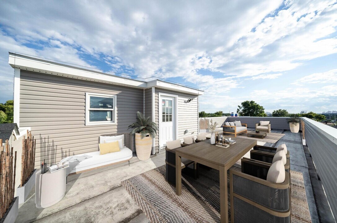 275 Pearsall Ave in Jersey City, NJ - Building Photo