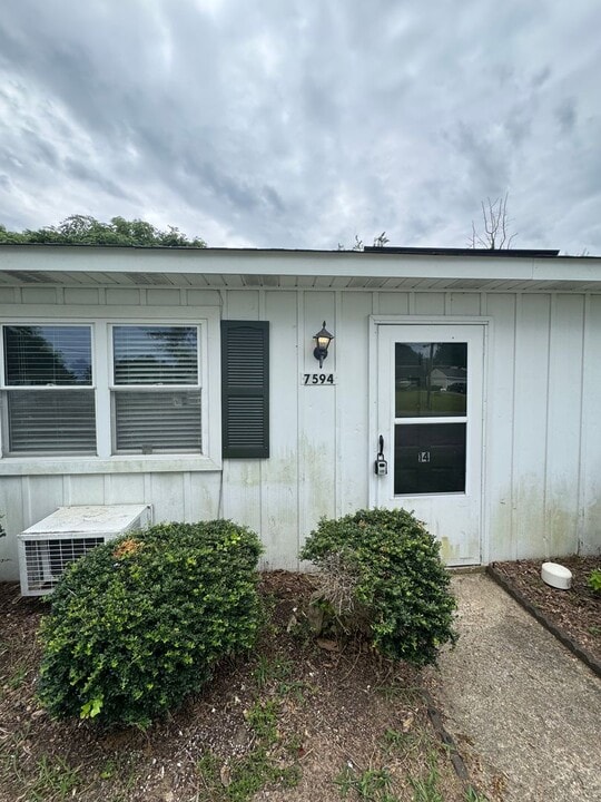 7594 Bellehaven Dr in Gloucester Point, VA - Building Photo