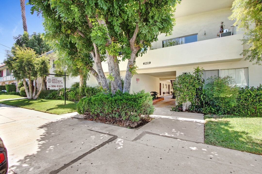 6219 Reseda Blvd in Reseda, CA - Building Photo