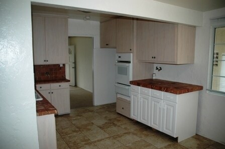 17947 Emelita St in Los Angeles, CA - Building Photo - Building Photo
