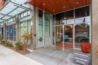 50th & Roosevelt in Seattle, WA - Foto de edificio - Building Photo