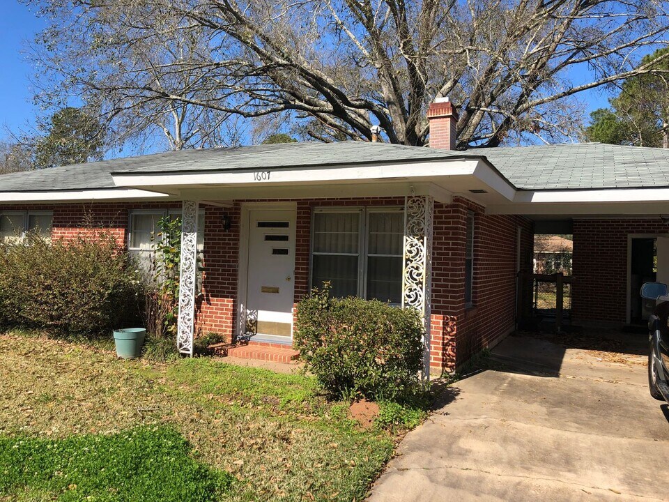 1607 Plantation Dr in Alexandria, LA - Building Photo