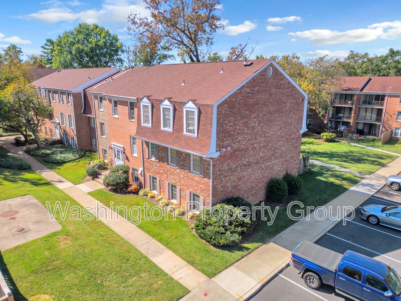736 Quince Orchard Blvd in Gaithersburg, MD - Building Photo