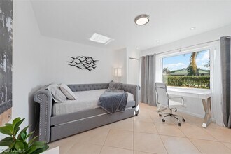 575 97th Ave N in Naples, FL - Foto de edificio - Building Photo