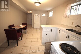 288 Shawnee Cir in Toronto, ON - Building Photo - Building Photo