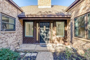 4201 Clear Lake Cir in Fort Worth, TX - Building Photo