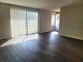 1335 Forestdale Ct in Schaumburg, IL - Foto de edificio - Building Photo