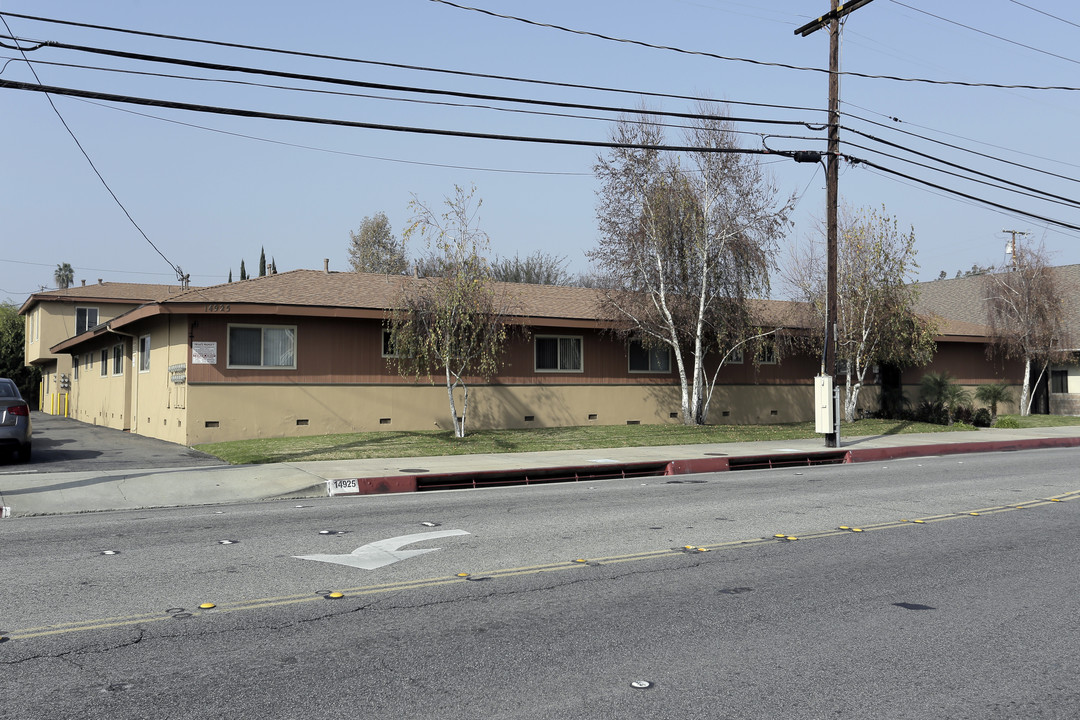 14925 Clark Ave in Bellflower, CA - Foto de edificio