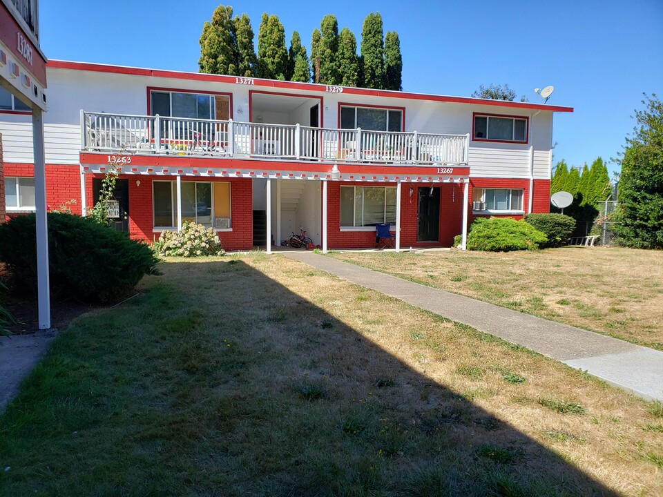 13283 SE Oatfield Rd in Milwaukie, OR - Building Photo