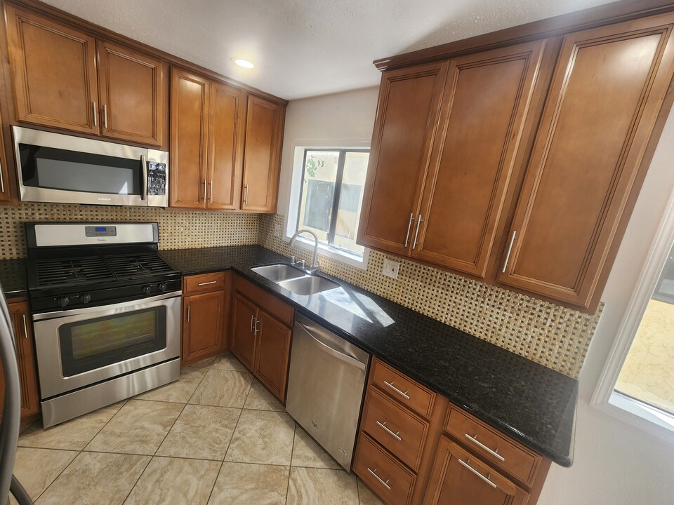 7432 Hazeltine Ave, Unit 9 in Van Nuys, CA - Building Photo