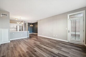 4110 S Lake Dr, Unit 233 in St. Francis, WI - Foto de edificio - Building Photo