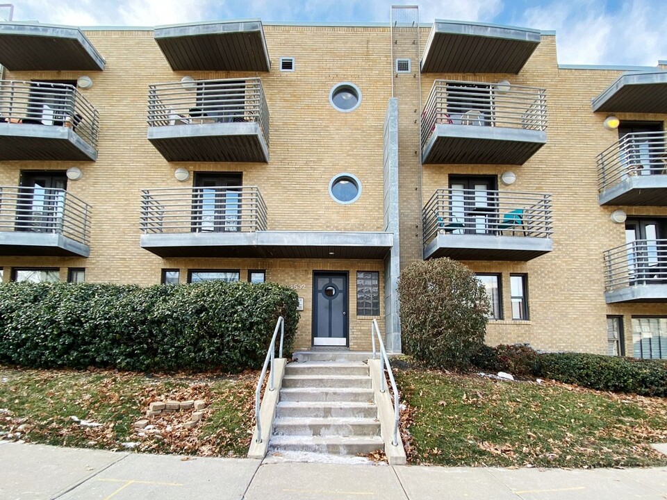 4532 Broadway Blvd in Kansas City, MO - Foto de edificio