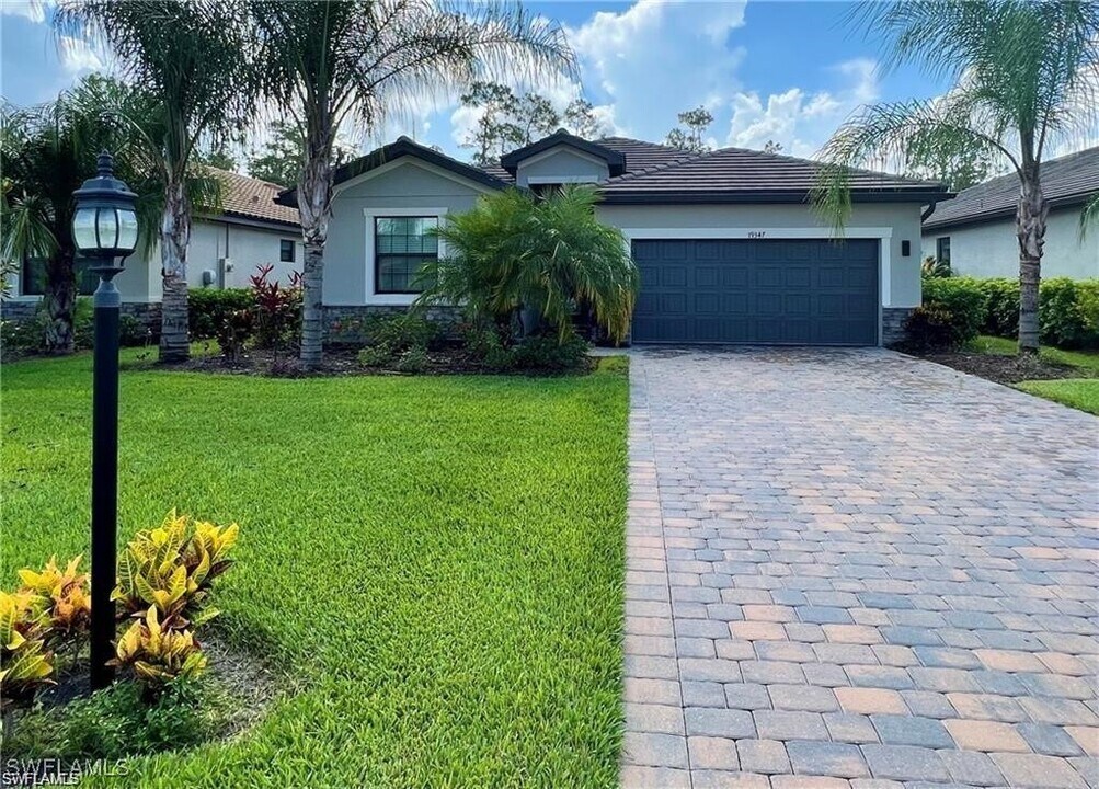 19347 Elston Wy in Estero, FL - Foto de edificio