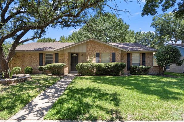 2413 Village Green Dr in Garland, TX - Foto de edificio - Building Photo