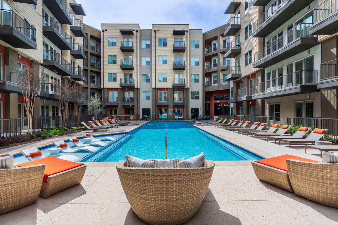 Vantage at Spring Creek in Richardson, TX - Foto de edificio