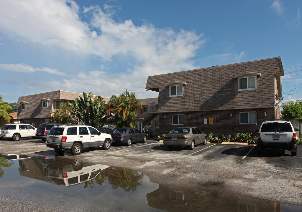 Lee Manor Apartments in Hollywood, FL - Building Photo