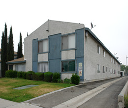 8939 Mango Ave in Fontana, CA - Foto de edificio - Building Photo