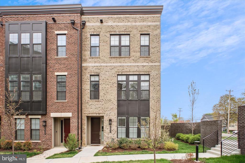 7551 Sawyer Farm Wy in McLean, VA - Foto de edificio
