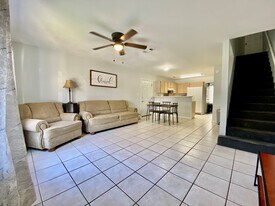 786 Timberwood Cir E, Unit Down Stairs in Tallahassee, FL - Building Photo