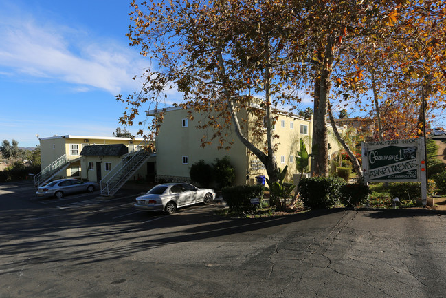 Clemmens Lane Apartments in Fallbrook, CA - Foto de edificio - Building Photo