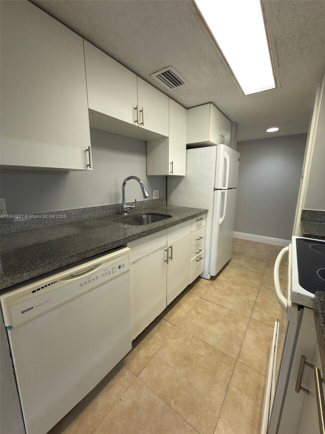 4521 W McNab Rd in Pompano Beach, FL - Building Photo - Building Photo