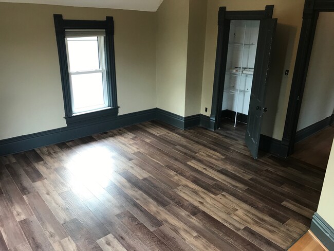 427 W Pleasant St, Unit 2 in Mankato, MN - Building Photo - Building Photo