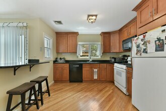 335 W 4th St, Unit 335 in Boston, MA - Foto de edificio - Building Photo