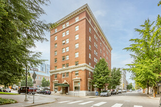 Roosevelt Plaza Apartments in Portland, OR - Foto de edificio - Primary Photo