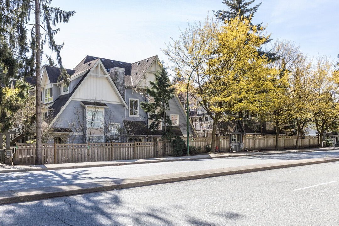 1005 Lynn Valley Rd in North Vancouver, BC - Building Photo