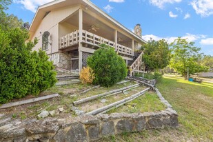 359 Royal Oaks Loop in Fredericksburg, TX - Foto de edificio - Building Photo