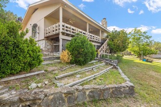 359 Royal Oaks Loop in Fredericksburg, TX - Building Photo - Building Photo