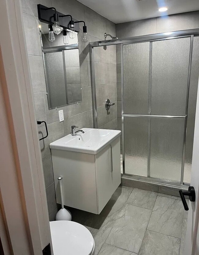 19 Throop Ave, Unit 2nd floor