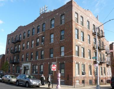 1049 Glenmore Ave in Brooklyn, NY - Building Photo