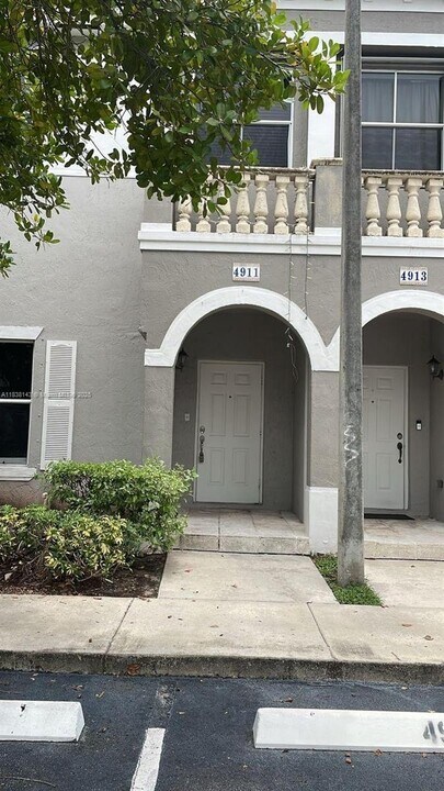 4911 SW 140th Terrace in Miramar, FL - Building Photo
