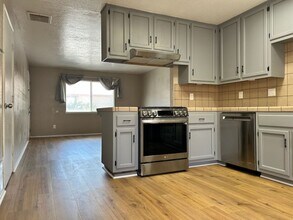 1001 W Perdew Ave in Ridgecrest, CA - Building Photo - Building Photo