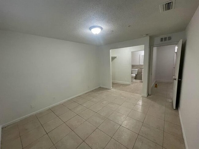 5645 NW 28th St in Lauderhill, FL - Building Photo - Building Photo
