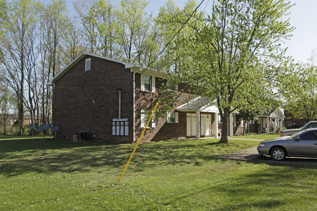 690 College Dr in Radcliff, KY - Building Photo