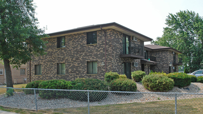 Cleveland Terrace Apartments in Menomonee Falls, WI - Building Photo - Building Photo