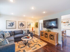 4 Santa Cruz Ct in Manhattan Beach, CA - Building Photo - Building Photo