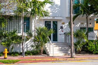 8143 Harding Ave in Miami Beach, FL - Foto de edificio - Building Photo