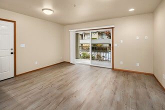 Chelsea Court Apartments in Kenmore, WA - Building Photo - Building Photo