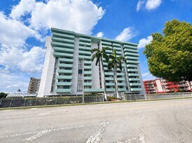 1825 W 44th Pl in Hialeah, FL - Building Photo
