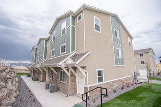 Gorgeous Townhomes in The Boulders! in Herriman, UT - Building Photo - Building Photo