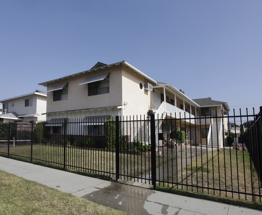 11543 Sylvan St in North Hollywood, CA - Building Photo